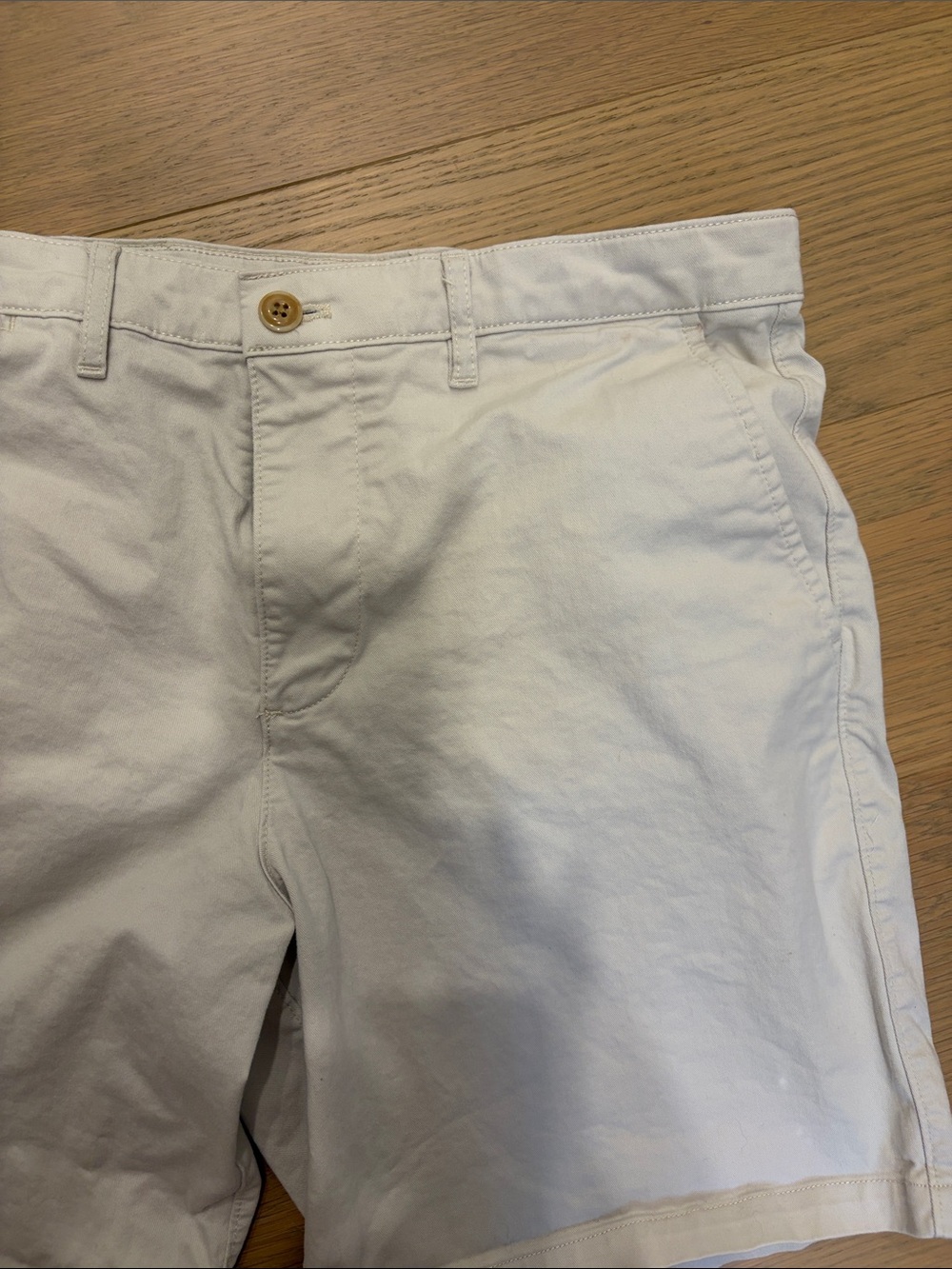 Gap Men’s khaki shorts 8 inch - Picture 2 of 3